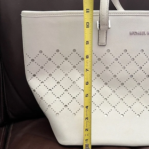 MICHAEL KORS ELEGANT CREAM TOTE - Picture 15 of 16